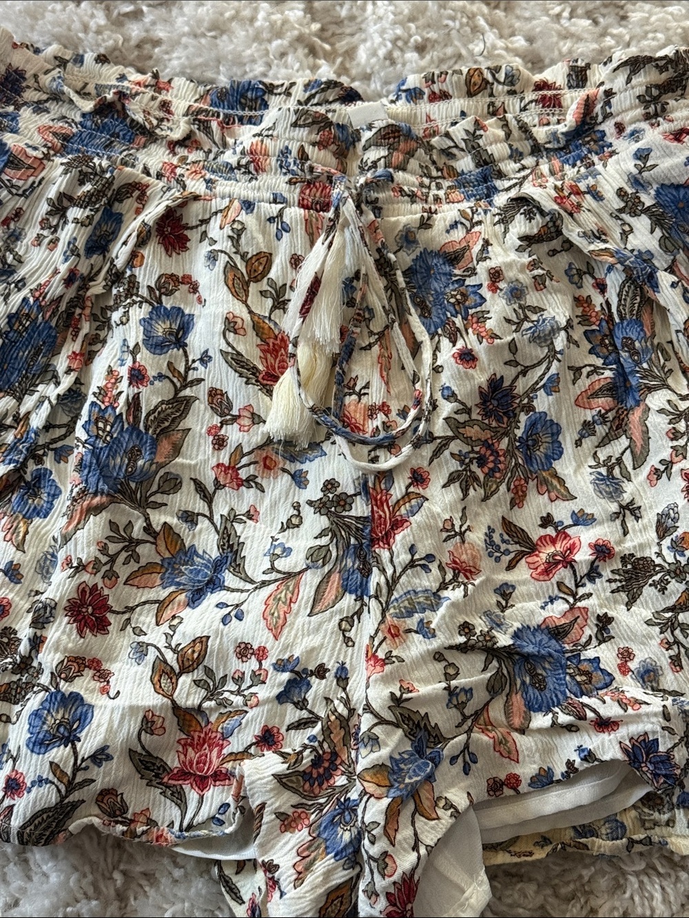 American Eagle Floral Cream Shorts - Picture 2 of 5